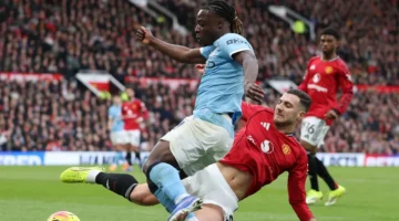 شيرر وروني يهاجمان قرار عدم طرد نجم مانشستر يونايتد